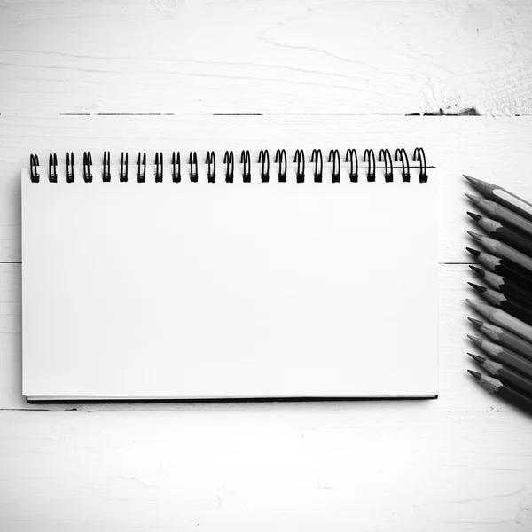Bloco de notas com lápis de cor estilo de cor preto e branco — Fotografia de Stock