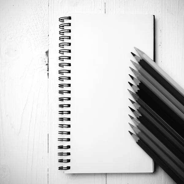 Bloco de notas com lápis de cor estilo de cor preto e branco — Fotografia de Stock