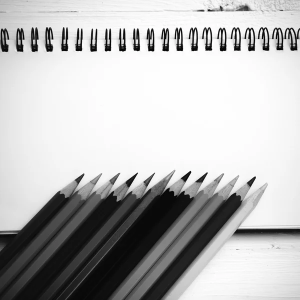 Notizblock mit Farbstift schwarz-weiß — Stockfoto