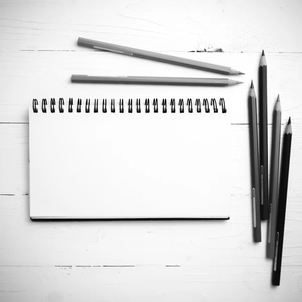 Σημειωματάριο με χρώμα μολύβι μαύρο και άσπρο χρώμα στυλ — Φωτογραφία Αρχείου