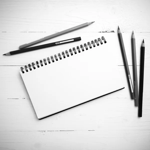 彩色铅笔黑色和白色颜色风格的记事本 — 图库照片