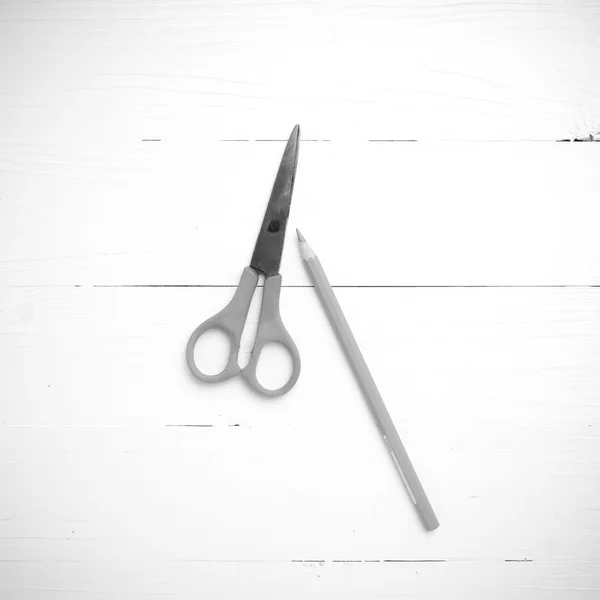 Nůžky a tužka černá a bílá barva tón styl — Stock fotografie