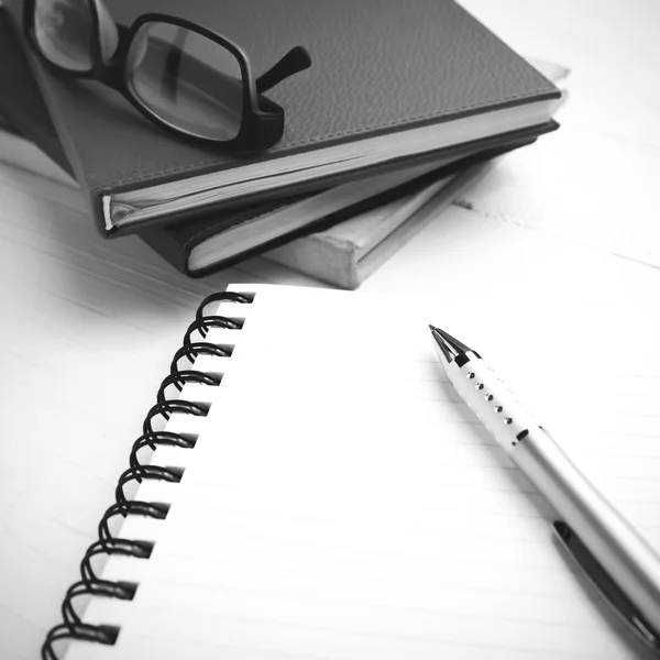 Notepad with stack of book black and white tone color style — Stock Photo, Image