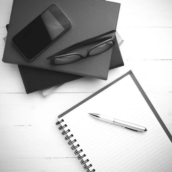 Notatnik z stosu książki czarno-biały kolor stylu — Zdjęcie stockowe