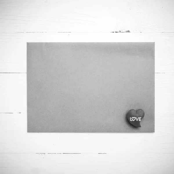 A barna papír fekete-fehér hang-szín stílus szív — Stock Fotó