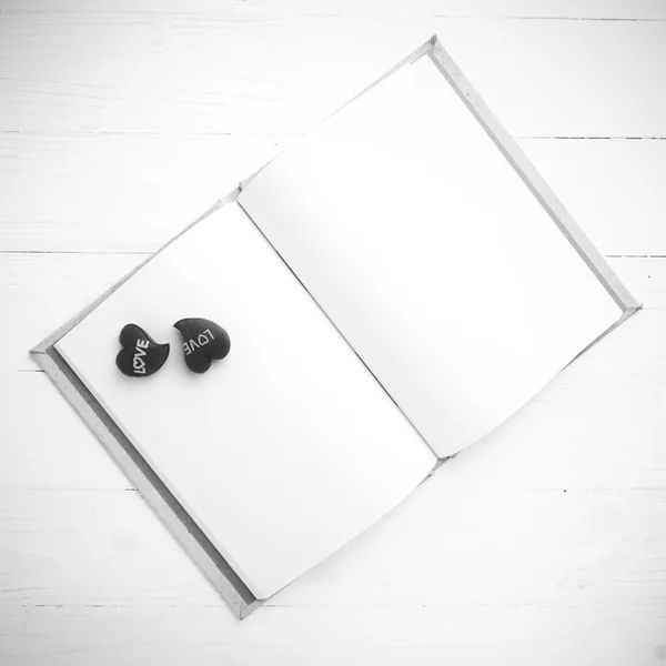 Cuore su notebook in bianco e nero tono di colore stile — Foto Stock