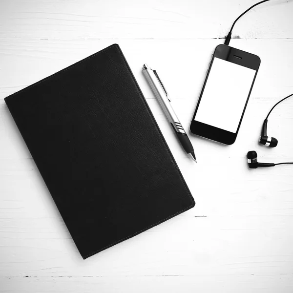 Papel arrugado y gafas con bolígrafo tono blanco y negro — Foto de Stock