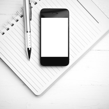 buruşuk kağıt ve kalem siyah beyaz tonu ile gözlük