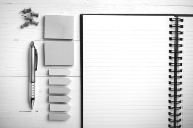 siyah ve beyaz rengi stil notepad ile ofis malzemeleri