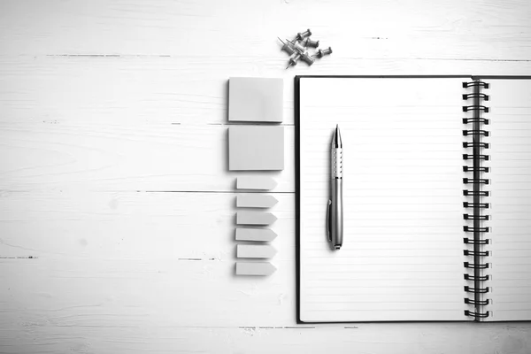 Skrynkligt papper och glasögon med penna svart och vit ton — Stockfoto