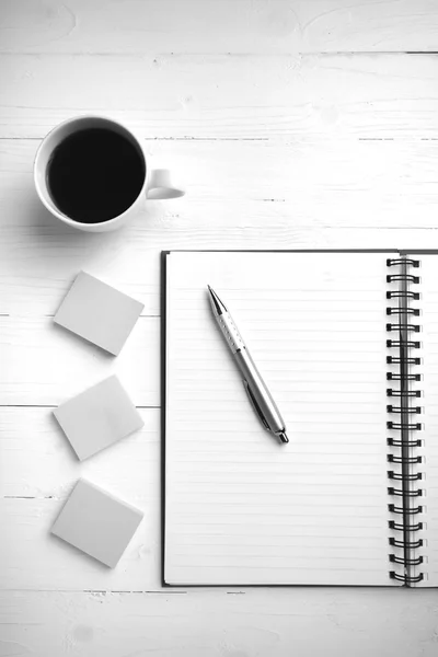 Notepad e xícara de café estilo de cor tom preto e branco — Fotografia de Stock