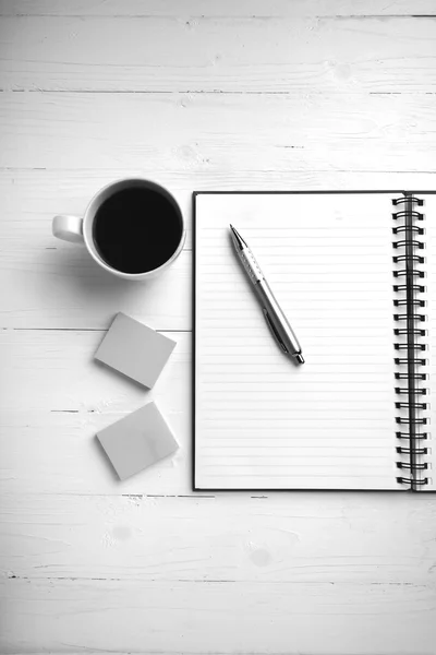 Blocco note e tazza di caffè in bianco e nero tono di colore stile — Foto Stock