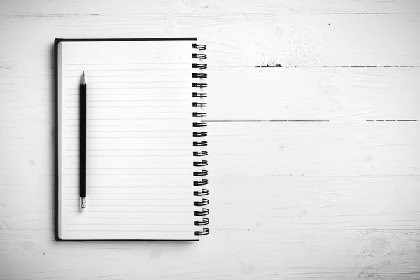 Блокнот с черно-белым стилем ручки — стоковое фото