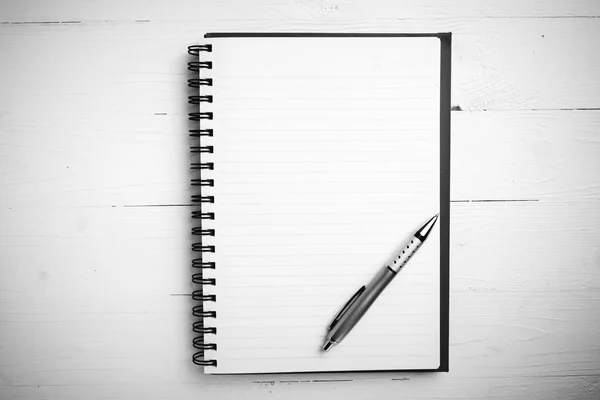 Bloc de notas con pluma estilo blanco y negro — Foto de Stock