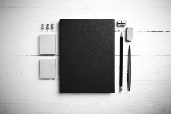 Cuaderno marrón con suministros de oficina estilo blanco y negro — Foto de Stock