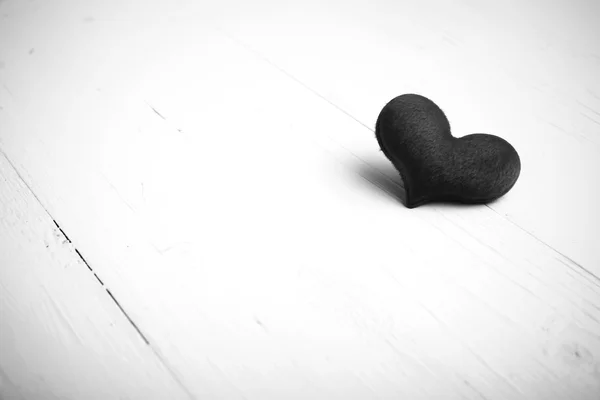 Красное сердце черно-белый стиль — стоковое фото