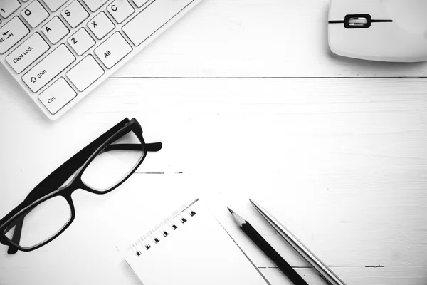 Bilgisayar ve siyah ve beyaz kalem stilini ile not etmek — Stok fotoğraf