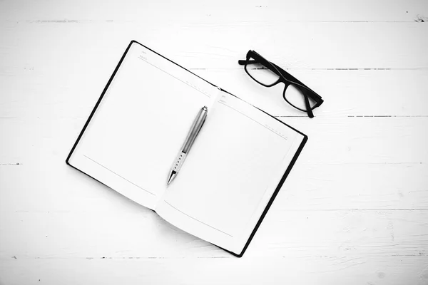 Cuaderno abierto con pluma estilo blanco y negro — Foto de Stock