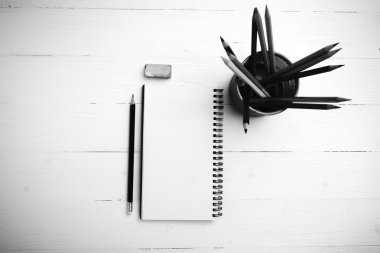 renk kalem siyah ve beyaz renk stili ile not etmek