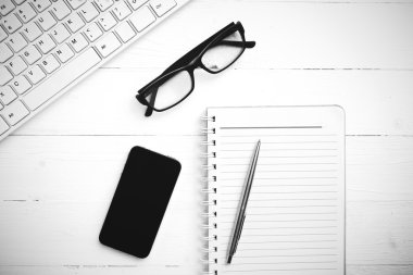 bilgisayar ve akıllı telefon siyah ve beyaz rengi ile not etmek