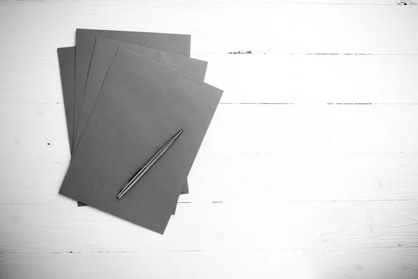 Papier met pen zwart-witte kleurstijl — Stockfoto