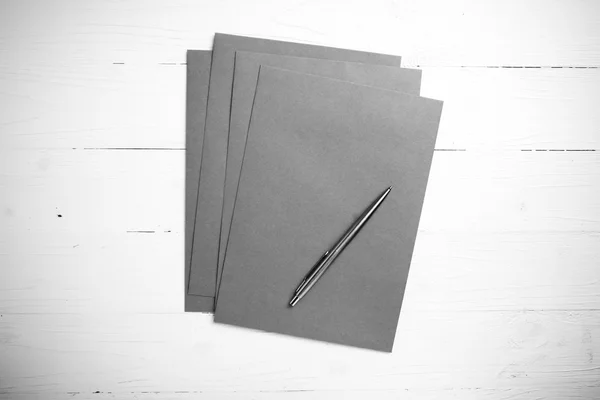 Papel com caneta estilo de cor preto e branco — Fotografia de Stock