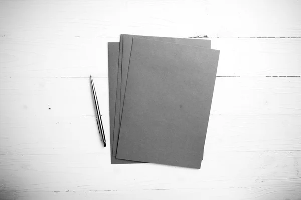 Папір з ручкою чорно-білого кольору — стокове фото