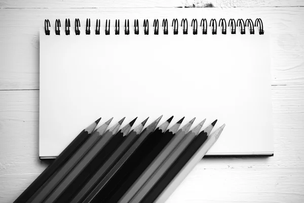 Poznámkový blok, barevné tužky černé a bílé barvy stylu — Stock fotografie