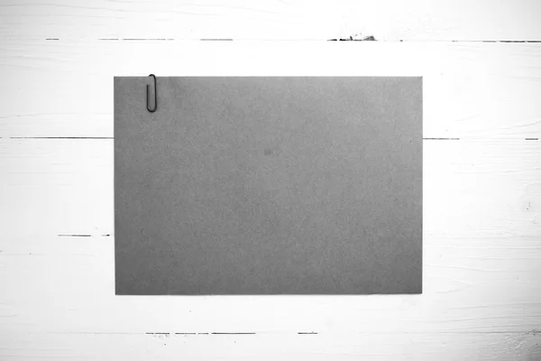 Papier mit Stift schwarz-weiß Farbstil — Stockfoto