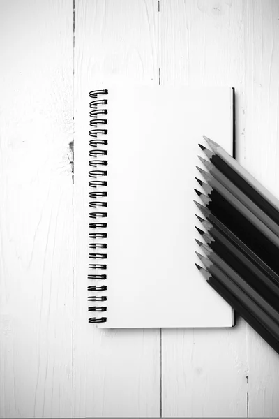Notatnik z kolorów ołówek czarny i biały kolor stylu — Zdjęcie stockowe