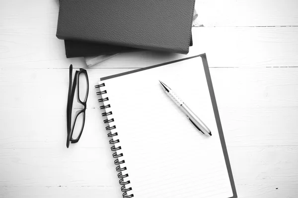 Bloc de notas con pila de libro negro y blanco tono de estilo de color — Foto de Stock