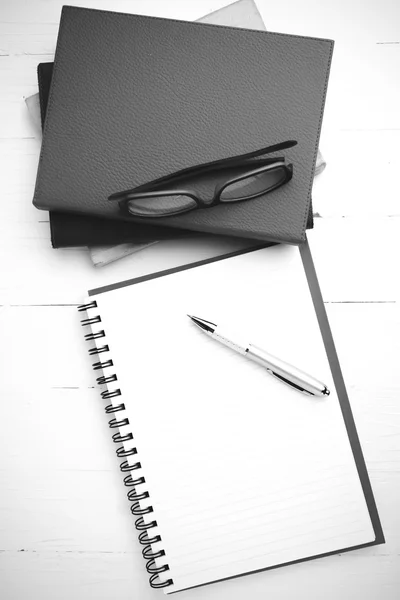 Bloc de notas con pila de libro negro y blanco tono de estilo de color —  Fotos de Stock