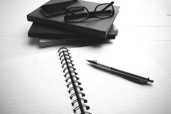 Bloc de notas con pila de libro negro y blanco tono de estilo de color — Foto de Stock