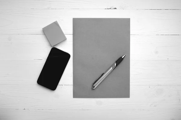 Коричневий папір і смартфон чорно-білий тон кольоровий стиль — стокове фото