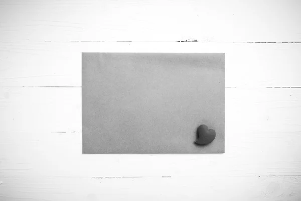 Coração em papel marrom estilo de cor tom preto e branco — Fotografia de Stock