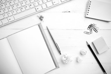 bilgisayar ve notebook ile ofis malzemeleri siyah beyaz sesi