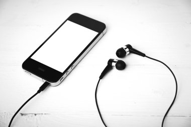 cep telefonu kulaklık siyah ve beyaz renk tonu tarzı ile
