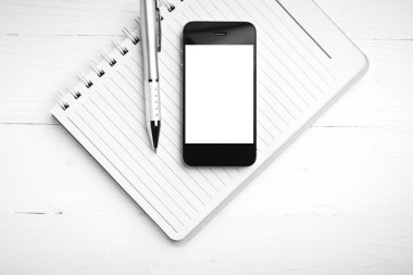 Not defteri ve cep telefonu siyah ve beyaz renk tonu stili