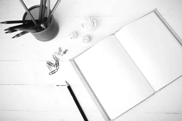 Notebook com material de escritório estilo de cor tom preto e branco — Fotografia de Stock