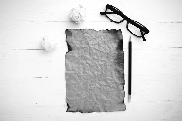 Burning brown paper and crumpled paper black and white tone colo — Stock Photo, Image
