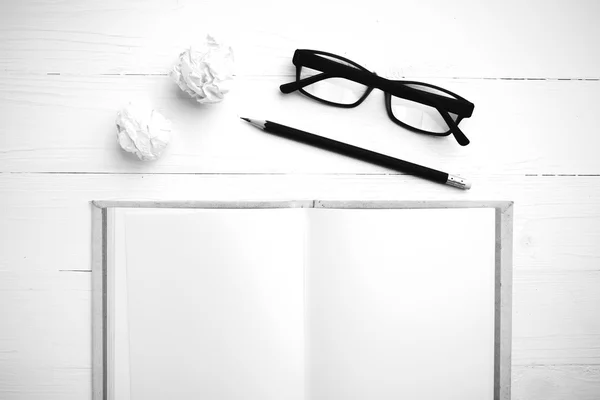 Cuaderno y papel arrugado estilo de color de tono blanco y negro — Foto de Stock