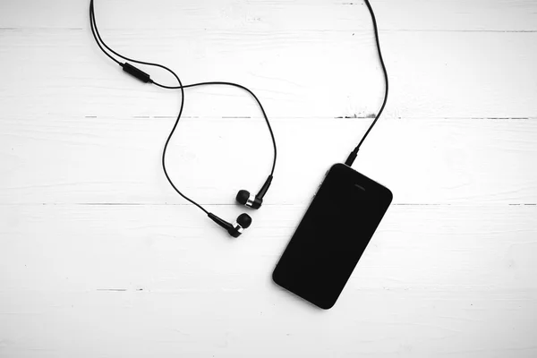 Celular com fone de ouvido estilo tom de cor preto e branco — Fotografia de Stock
