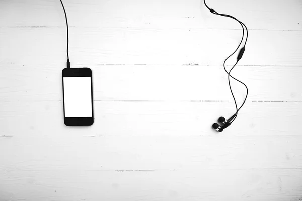 Teléfono celular con auriculares estilo de tono de color blanco y negro —  Fotos de Stock