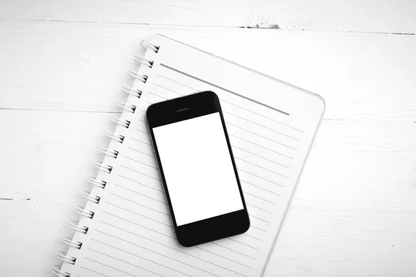 Bloco de notas e celular estilo tom de cor preto e branco — Fotografia de Stock