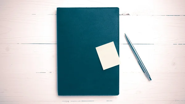 Cuaderno marrón y pluma estilo vintage — Foto de Stock
