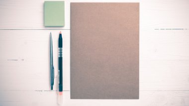 Yapışkan Not vintage tarzı ile kahverengi kağıt