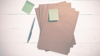 Yapışkan Not vintage tarzı ile kahverengi kağıt