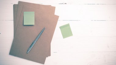 Yapışkan Not vintage tarzı ile kahverengi kağıt