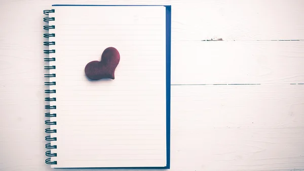 Red heart on notepad vintage style — Stock Photo, Image