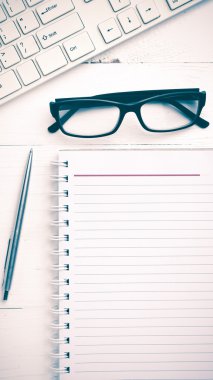 bilgisayar ve not defteri vintage tarzı